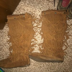 Minnetonka 5 Layer Fringe Boots